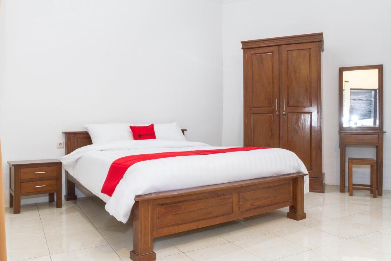 Hotel Reddoorz Near Jatinangor Town Square Exterior foto