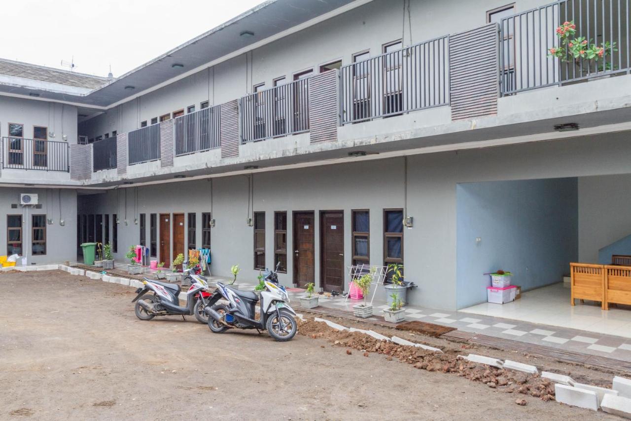 Hotel Reddoorz Near Jatinangor Town Square Exterior foto