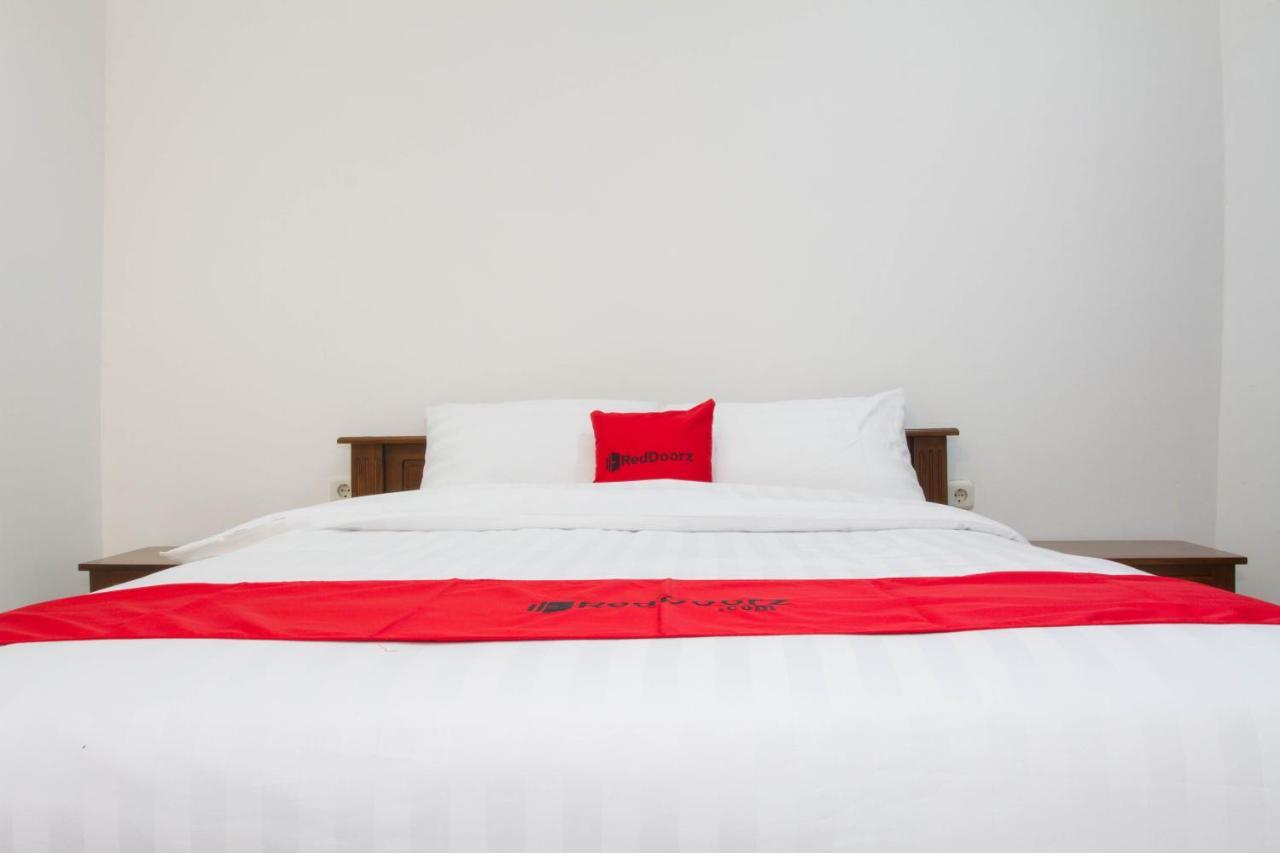 Hotel Reddoorz Near Jatinangor Town Square Exterior foto