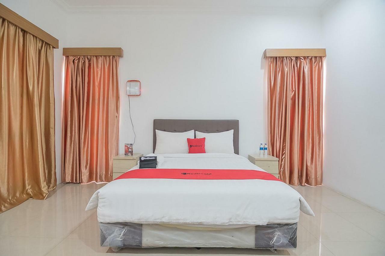 Hotel Reddoorz Near Jatinangor Town Square Exterior foto