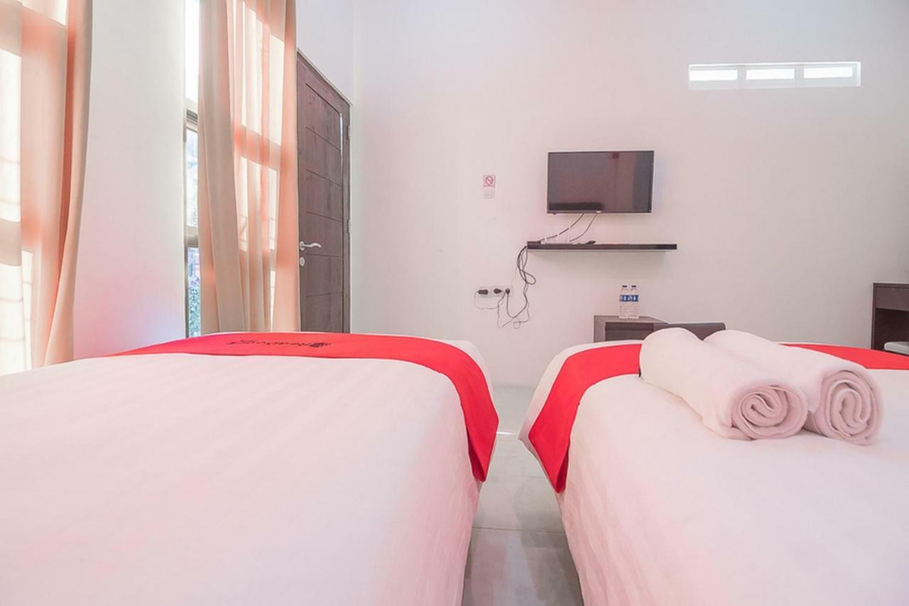Hotel Reddoorz Near Jatinangor Town Square Exterior foto