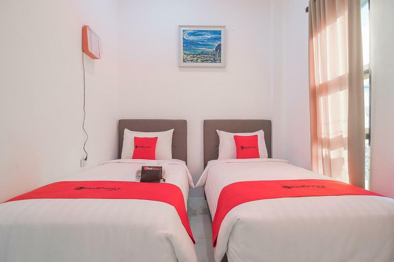 Hotel Reddoorz Near Jatinangor Town Square Exterior foto