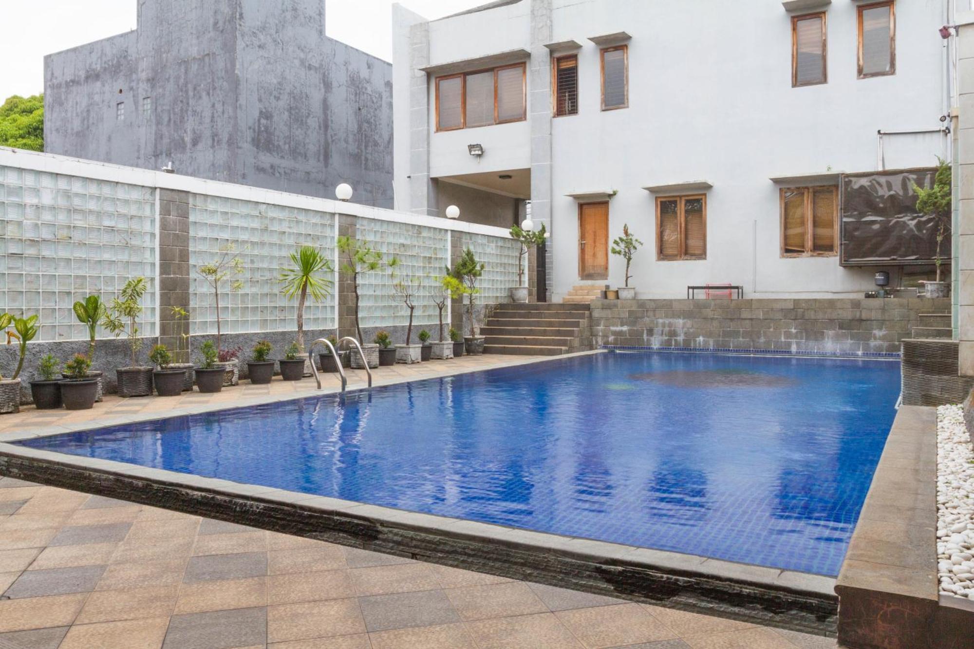 Hotel Reddoorz Near Jatinangor Town Square Exterior foto