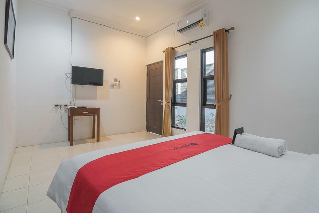 Hotel Reddoorz Near Jatinangor Town Square Exterior foto